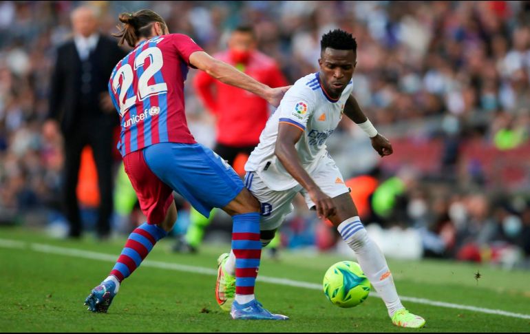 Mientras caminaba por la línea de banda, un aficionado del Barcelona le habría gritado 