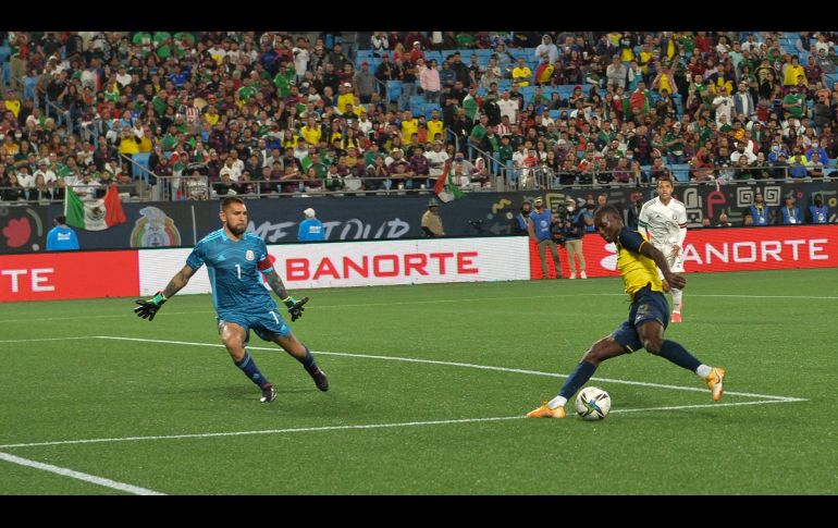 MAL INICIO. Apenas al minuto 1, México ya iba perdiendo el encuentro. AFP/PETER ZAY