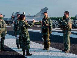Tsai Ing-wen, presidenta de Taiwán, habla con personal militar. Estados Unidos ayuda en la formación del ejército de la isla, que China considera parte de su territorio. AP/Presidencia de Taiwán