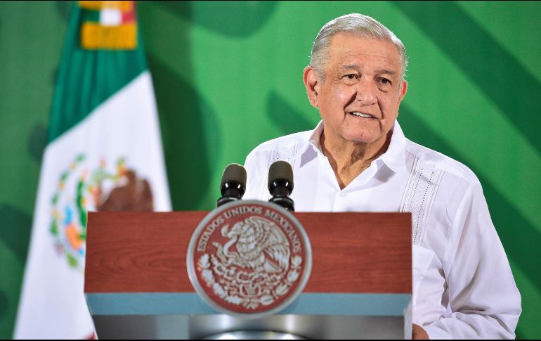AMLO dice que primero es necesario no permitir la corrupción, acabar con los gastos superfluos y el derroche de recursos. EFE