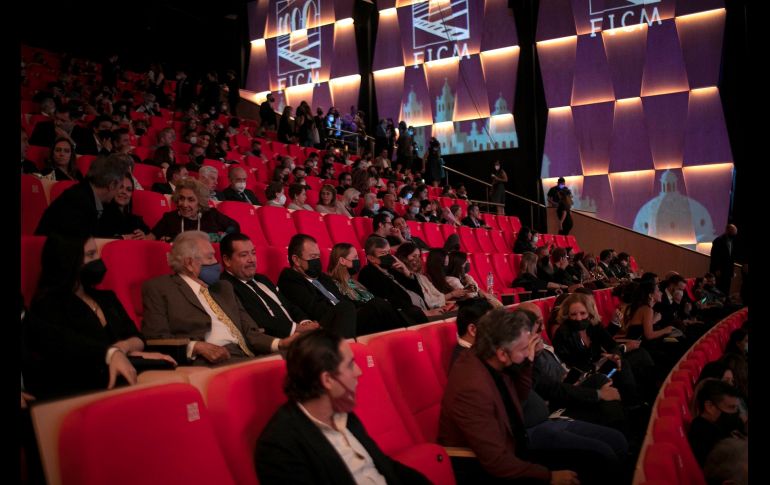 Público asiste hoy a la inauguración del Festival Internacional de Cine de Morelia. EFE / I. VILLANUEVA