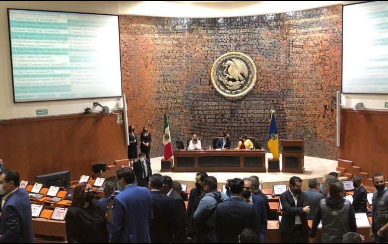 A la sesión donde se presentó el informe del gobernador acudieron 33 de 38 diputados. EL INFORMADOR / R. Rivas