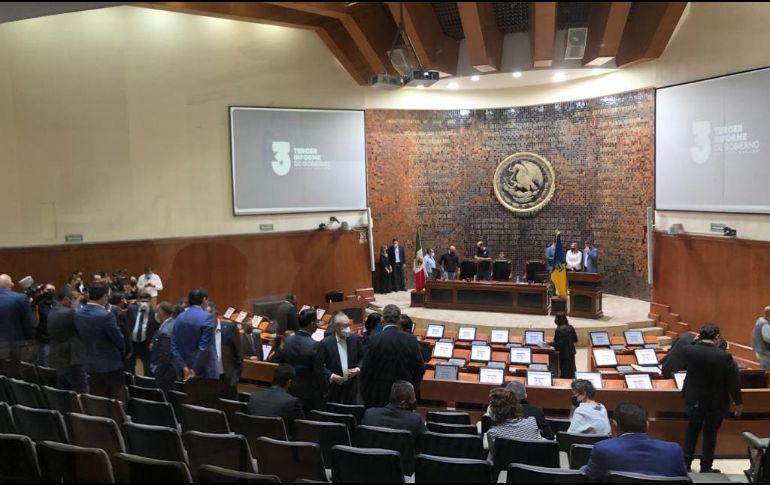 La sesión solemne para la presentación del informe comenzó con casi media hora de retraso y faltaron cinco legisladores. EL INFORMADOR / R. Rivas