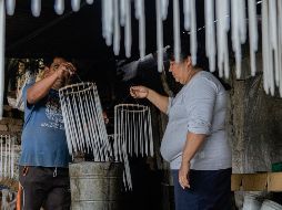 La familia originaria de Chiapas espera el Día de Muertos para aumentar la venta de sus productos. EFE/C. López