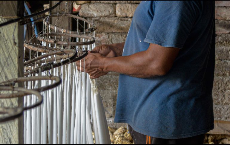 La familia originaria de Chiapas espera el Día de Muertos para aumentar la venta de sus productos. EFE/C. López