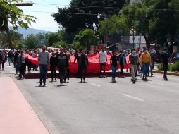 Los jóvenes marcharon mientras gritaban consignas como 