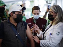Victor Hugo, un hombre de 46 años de edad, recibe una dosis de una vacuna contra el nuevo coronavirus en la Ciudad de México. XINHUA/F. Cañedo