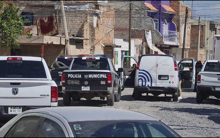 Asistieron peritos del Instituto Jalisciense de Ciencias Forenses quienes recabaron indicios y posteriormente levantaron el cuerpo para llevarlo a sus instalaciones y realizarle la autopsia de ley correspondiente. ESPECIAL