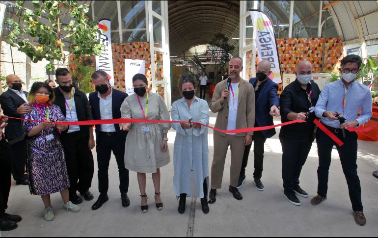 En medio y con tijeras en mano, el corte del listón corrió a cargo de la secretaria de Cultura estatal, Lourdes González. EL INFORMADOR/A. Camacho