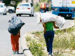 Mujeres ahorran menos en cuentas de retiro que los hombres, según el estudio. EFE/Archivo