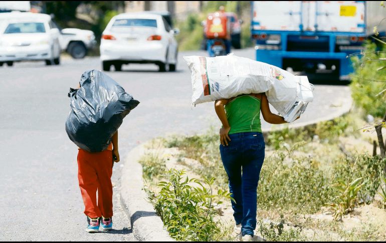 Mujeres ahorran menos en cuentas de retiro que los hombres, según el estudio. EFE/Archivo