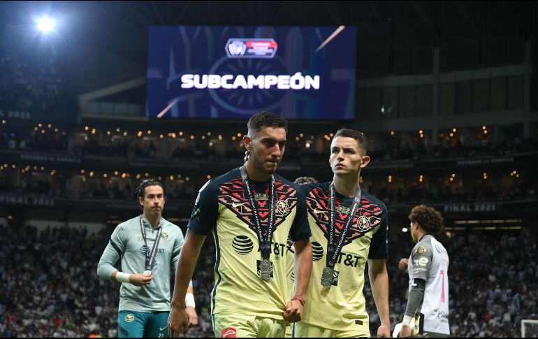 El técnico del América se dio cuenta, y de inmediato llamó la atención de los futbolistas,  y los hizo regresar para estar presentes en la coronación de quien fue su rival. IMAGO7