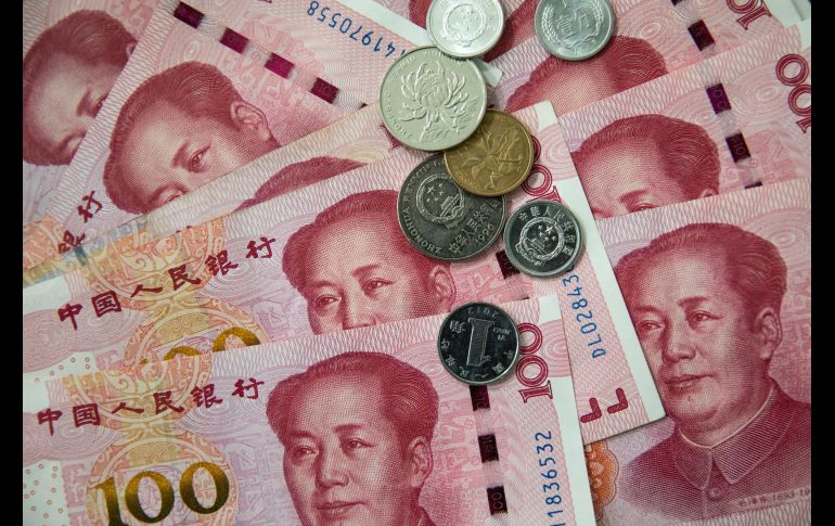 Un millonario decidió cancelar su cuenta y llevarse sus ahorros tras pedirle que portara cubrebocas. EFE/EPA/R. Pilipey