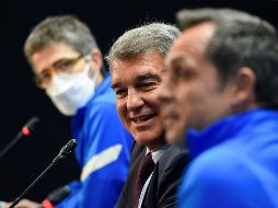 Joan Laporta alabó este viernes al ex jugador Xavi Hernández como posible entrenador del equipo, pero afirmó que se barajan más opciones. AFP/J. Lago