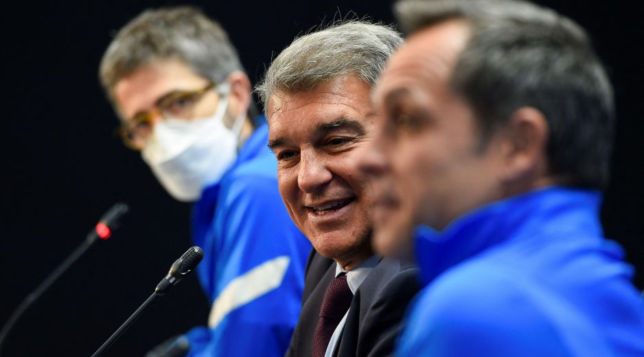 Joan Laporta alabó este viernes al ex jugador Xavi Hernández como posible entrenador del equipo, pero afirmó que se barajan más opciones. AFP/J. Lago