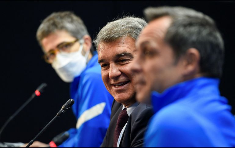 Joan Laporta alabó este viernes al ex jugador Xavi Hernández como posible entrenador del equipo, pero afirmó que se barajan más opciones. AFP/J. Lago