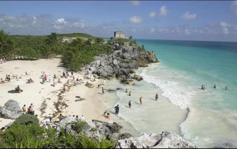 Tulum, uno de los destinos turísticos más visitados del país, se ha visto afectado por la operación de grupos delictivos. AP/ARCHIVO