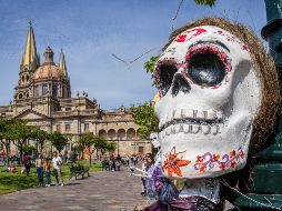 María del Refugio Plascencia, directora de Turismo, compartió que el objetivo de estas actividades en el marco del Día de Muertos, es “invitar a todas las familias a que nos visiten, a que retomen este Centro Histórico lleno de actividades