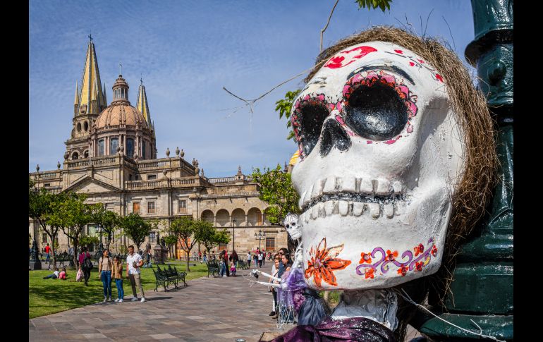 María del Refugio Plascencia, directora de Turismo, compartió que el objetivo de estas actividades en el marco del Día de Muertos, es “invitar a todas las familias a que nos visiten, a que retomen este Centro Histórico lleno de actividades