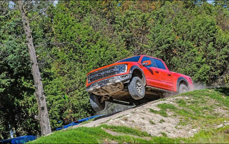 Lobo Raptor. También se exigió la suspensión, cuyo recorrido mejoró en 2 pulgadas. enorme. El espacio interior de la Lobo Raptor es muy amplio y lo mejor viene de la integración de más tecnología, principalmente enfocada en la conectividad. ESPECIAL/Ford