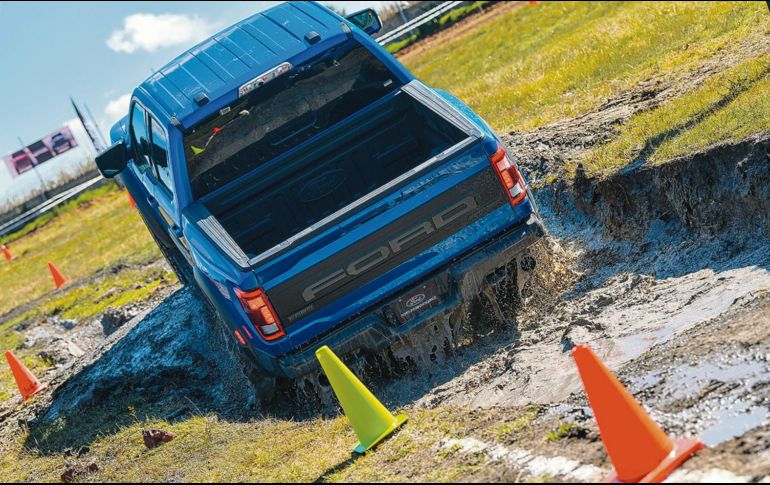 En el lodo. Por su capacidad de vadeo, altura y poder, la nueva Lobo Raptor puso a prueba sus virtudes mecánicas en superficies complicadas. ESPECIAL/Ford