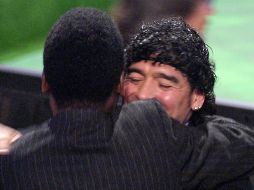 Pelé y Maradona son catalogados como dos de los mejores jugadores en la historia y ante la comparación de los fanáticos del deporte, ambos sostenían una amistad. AFP/ARCHIVO