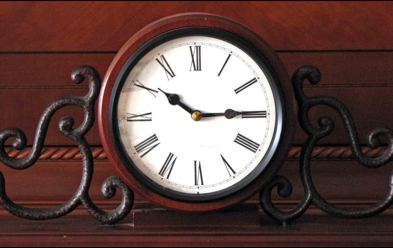 A diferencia de lo que ocurre en el horario de verano, este sábado se deben atrasar los relojes. NTX/ARCHIVO