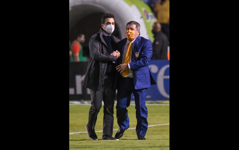 FRÍO SALUDO. Ambos técnicos se saludaron cuando caminaban hacia sus bancas y no mostraron mucha efusividad en su encuentro. IMAGO7
