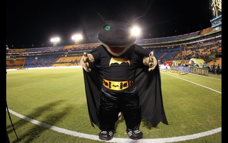 DISFRAZ. La mascota de los Tigres salió con un peculiar disfraz de Batman en la víspera de Halloween. IMAGO7