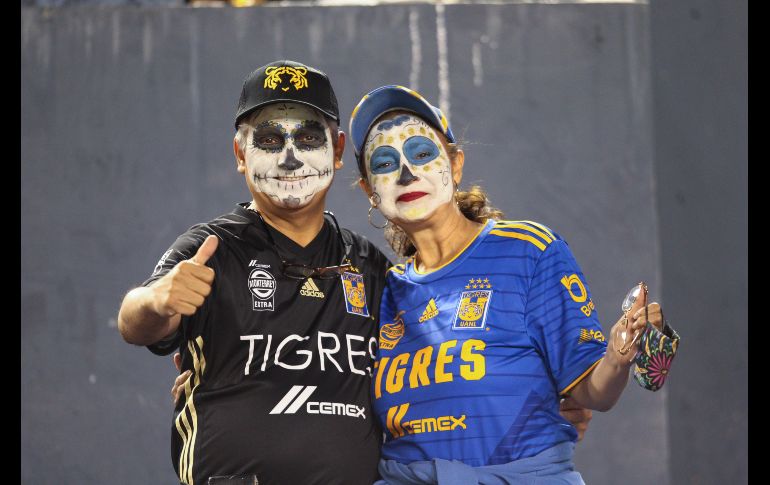 TRADICIÓN. Aficionados acudieron pintados al inmueble en alusión al Día de Muertos. IMAGO7