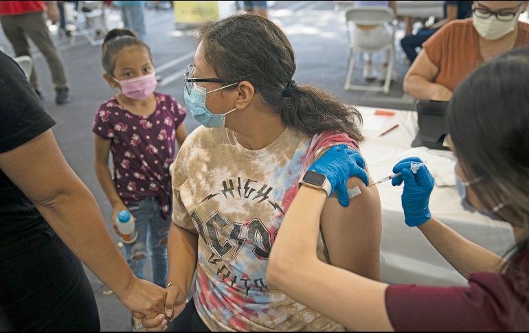 La vacunación ha alcanzado ya 83% de la población adulta, esto podría mejorar el panorama económico del país. AP/J. Hong