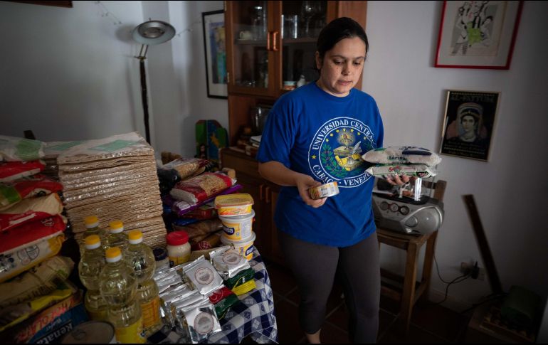 Algunas personas se han organizado para reunir víveres y apoyar a profesores jubilados que se encuentran en pobreza extrema. EFE/R. Peña