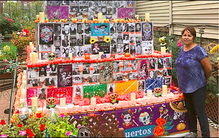 Este es el segundo año que Isabel Hernández monta la ofrenda, aunque en esta ocasión triplicó su tamaño: mide 6 metros de alto y tiene una forma piramidal más tradicional. ESPECIAL