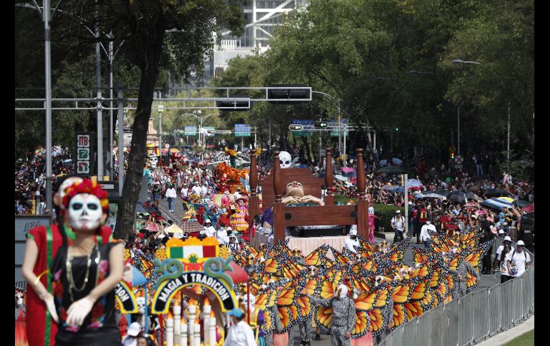 Una figura de Frida Kahlo recostada también recorrió las calles. EFE/M. Guzmán