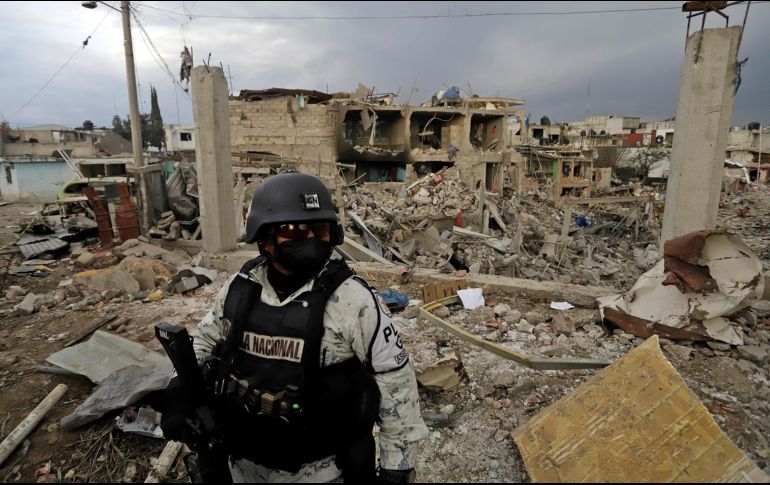 Elementos de la Guardia Nacional resguardaron el área donde se registró una explosión e incendio hoy, en San Pablo Xochimehuacán, Puebla. EFE/H. Ríos