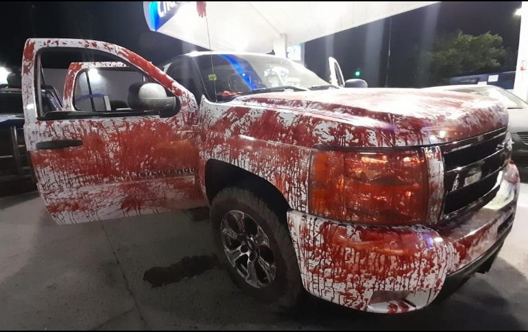 Un conductor fue detenido por llevar rastros de pintura roja en el vehículo, simulando rastros de sangre. TWITTER@sspsinaloa1