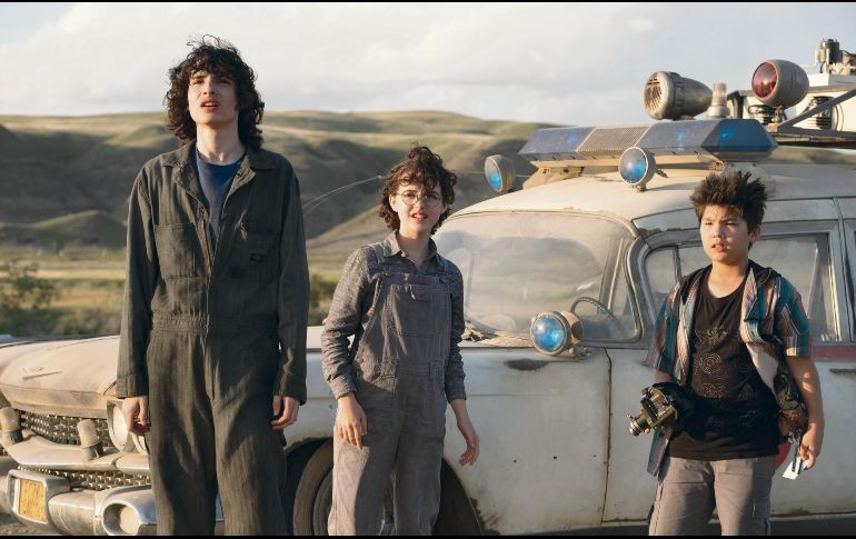 La nueva generación. Los actores Finn Wolfhard, McKenna Grace y Logan Kim, quienes retoman la misión de detener y atrapar fantasmas. Cortesía/ Sony Pictures 