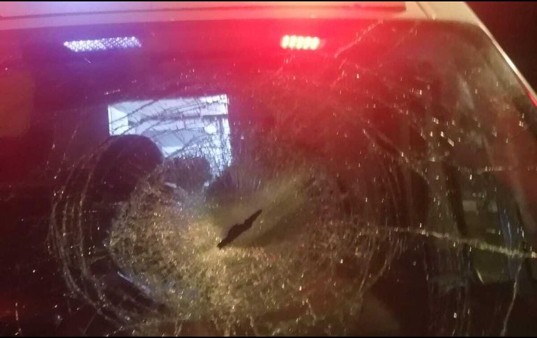 Así quedó. El parabrisas de la ambulancia fue la parte más dañada. ESPECIAL