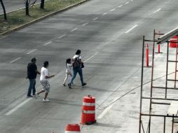 Anillo.  En el Periférico hay 79 pasos peatonales. Hay nuevas estructuras, ante las obras del Peribús, pero hay riesgo para peatones. El Informador/ G. Gallo