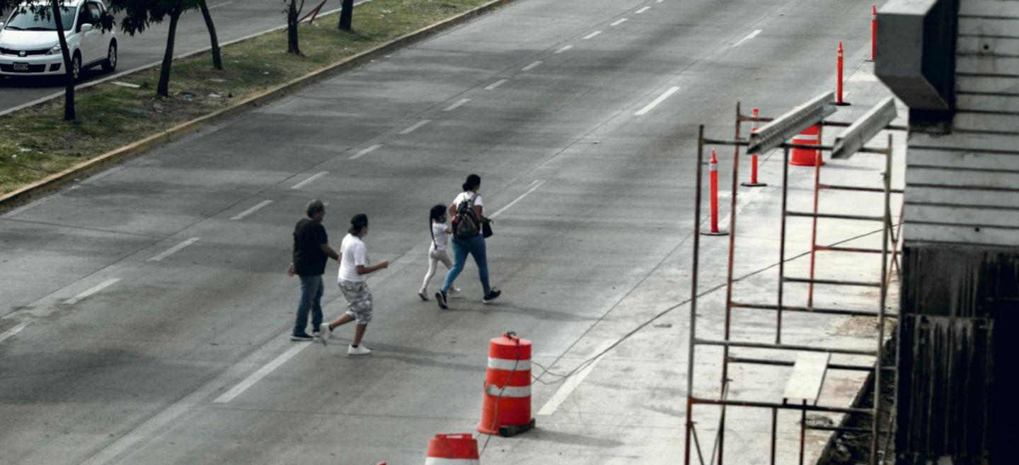 Anillo.  En el Periférico hay 79 pasos peatonales. Hay nuevas estructuras, ante las obras del Peribús, pero hay riesgo para peatones. El Informador/ G. Gallo