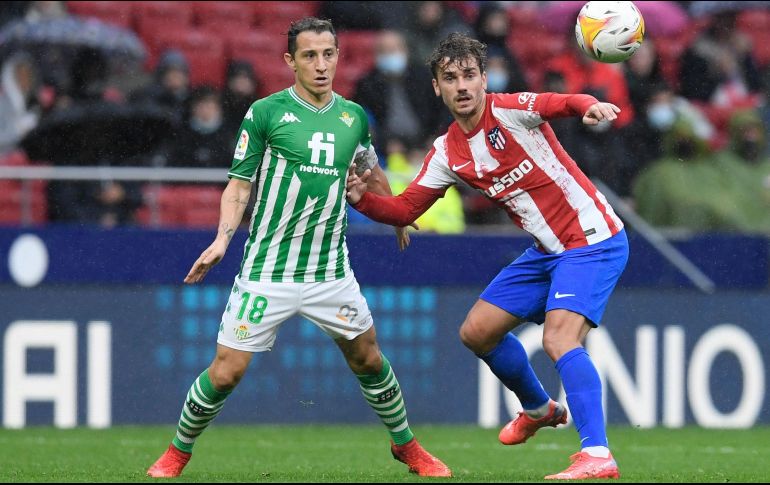 Superados. Andrés Guardado no pudo hacer mucho para detener a Antoine Griezmann y al Atlético. AFP