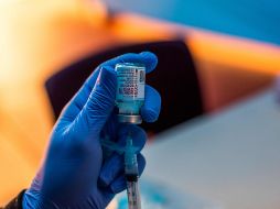 La inflamación del corazón es un riesgo sumamente raro tanto en la vacuna de Moderna como en la de Pfizer, y se registra con mayor frecuencia en hombres jóvenes y niños. AFP / ARCHIVO