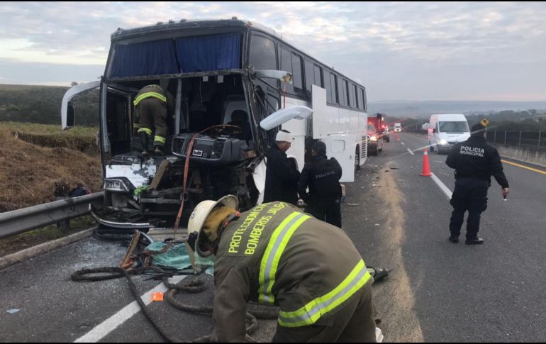 El autobús de pasajeros impactó por detrás al tráiler sobre el kilómetro 105 de la autopista a Los Altos. TWITTER / @PCJalisco