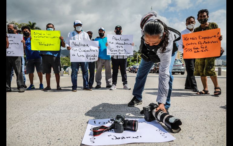 Reporteros de distintos medios de comunicación en Guerrero bloquearon la costera Miguel Alemán. EFE ( D. GUZMÁN