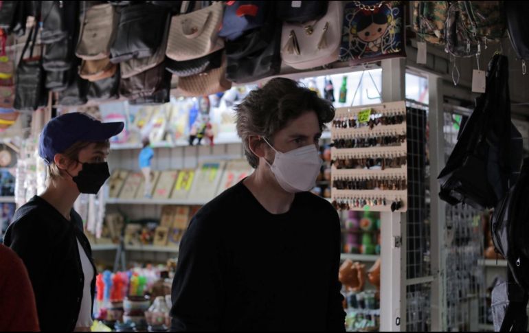 El director canadiense Jason Reitman durante un recorrido en el mercado tradicional de Morelia. EFE / I. VILLANUEVA