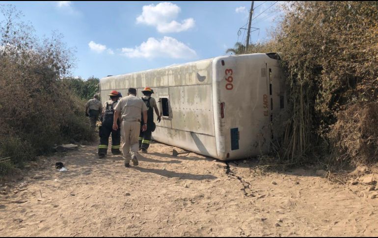 Elementos de Protección Civil y Bomberos, así como paramédicos municipales, atendieron a los afectados. ESPECIAL/UEPCBJ