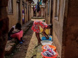 Durante la pausa, algunos estudiantes se casaron. Otros lidian con embarazos no deseados, mientras que otros más encontraron trabajo. AP/N. Bamulanzeki