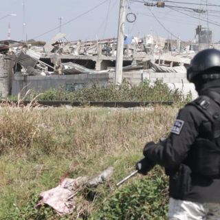 Por miedo a rapiña, damnificados por explosión en Puebla duermen en la calle