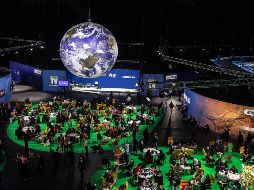 Asistentes a la cumbre del clima COP26 durante las negociaciones en Glasgow, Escocia. Líderes acordaron recortar en un 30% al final de esta década sus emisiones de metano. EFE/EPA/J. Roriz