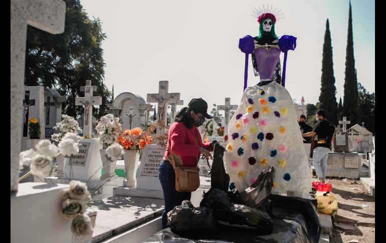 Visitas este martes al panteón de Mezquitán, en Guadalajara. EL INFORMADOR/G. Gallo